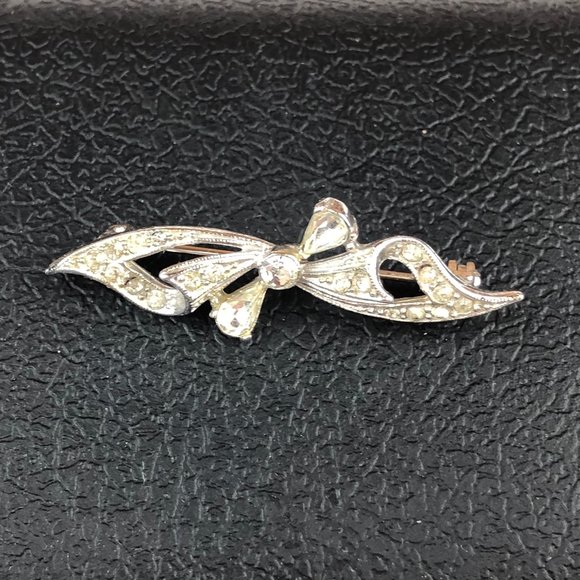 Vintage Silver Tone Faux Diamond Bow Brooch Glamcore Sparkly Old Money Quiet Lux - Picture 1 of 6